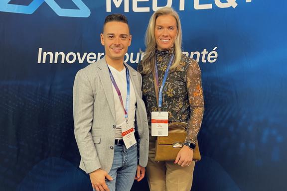 Guillaume Nadon, directeur des communications et du marketing, et Sara Girard, présidente et cofondatrice, lors de la conférence AGE-WELL 2025 au Palais des congrès de Montréal.