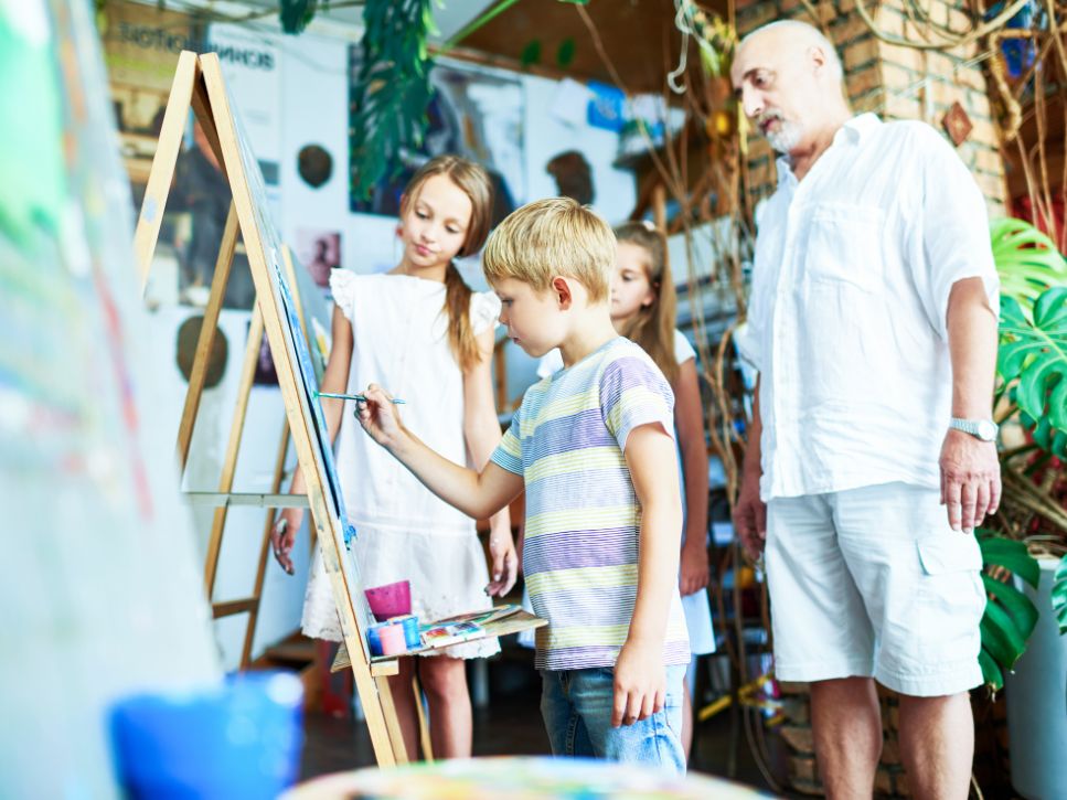 Personne âgée avec ses petits-enfants