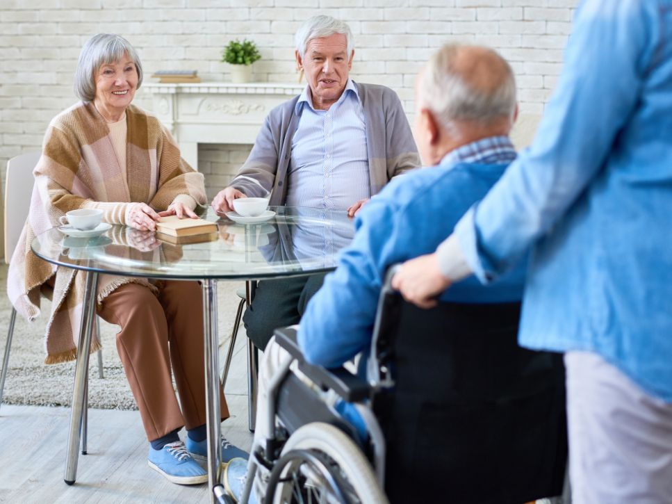 Aînés participant à une activité sociale dans un milieu de vie adapté