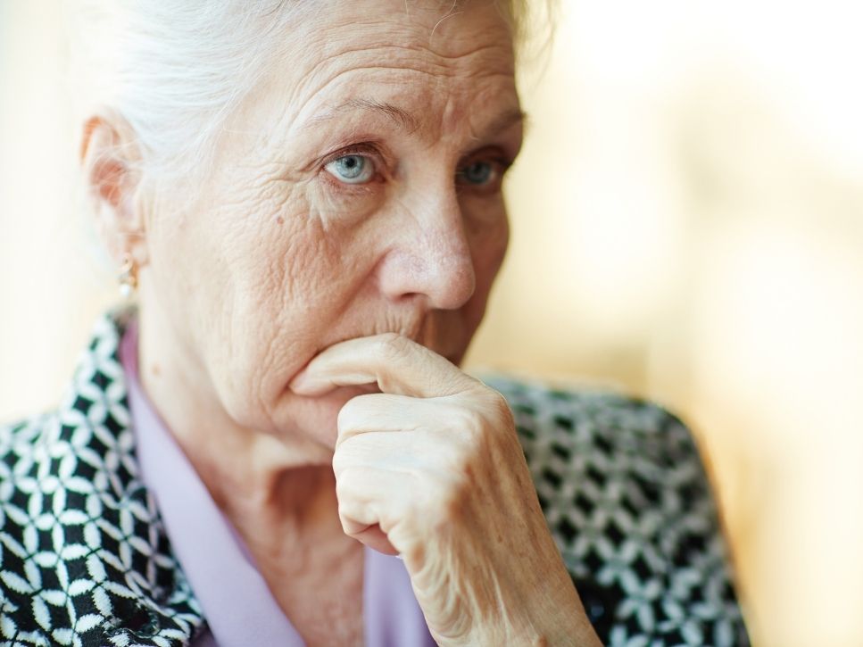 Femme âgée pensive et préoccupée vivant seule à la maison.